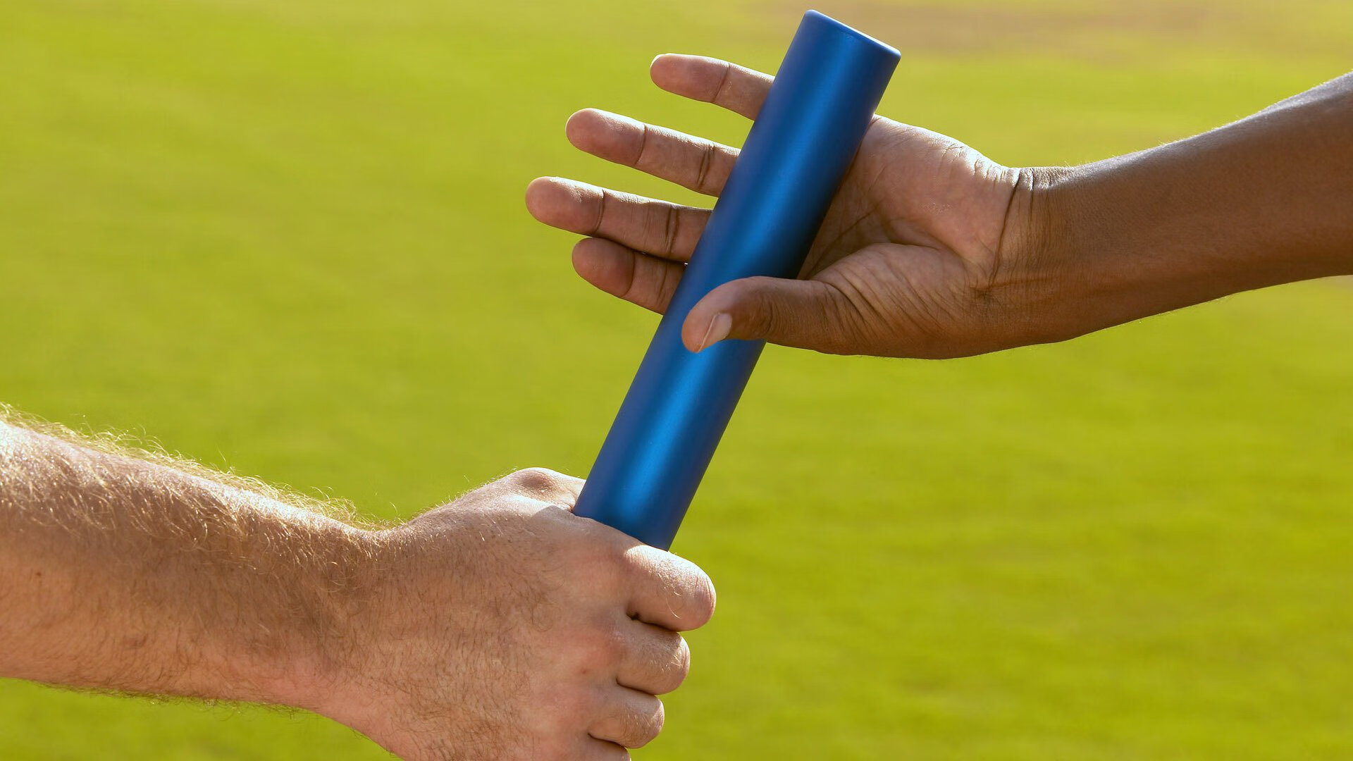 现场直击：赛场中的感人瞬间与球迷热情，足球赛场上的感人瞬间