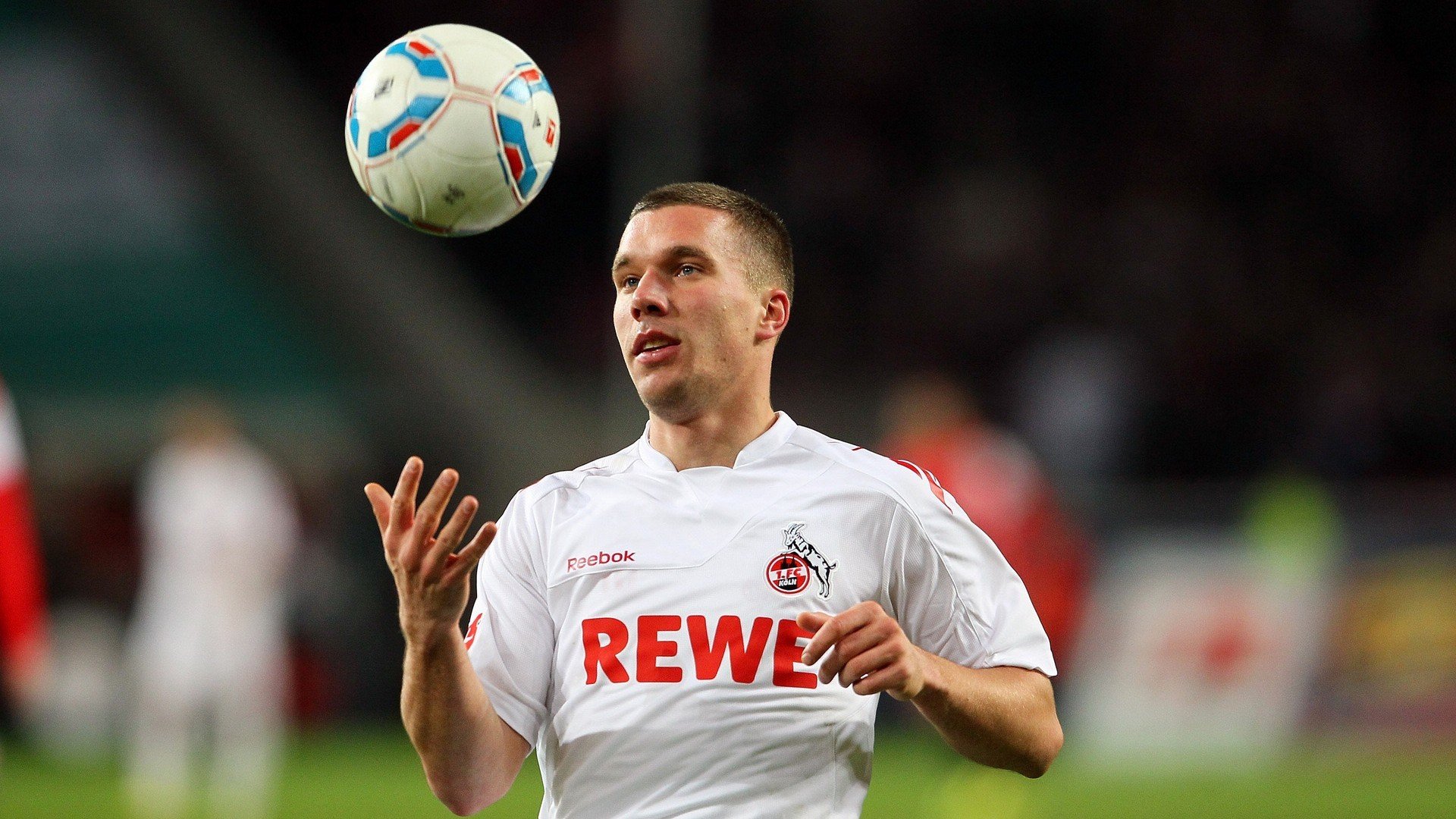 曼联训练后球员前往孤儿院探访，曼联 训练